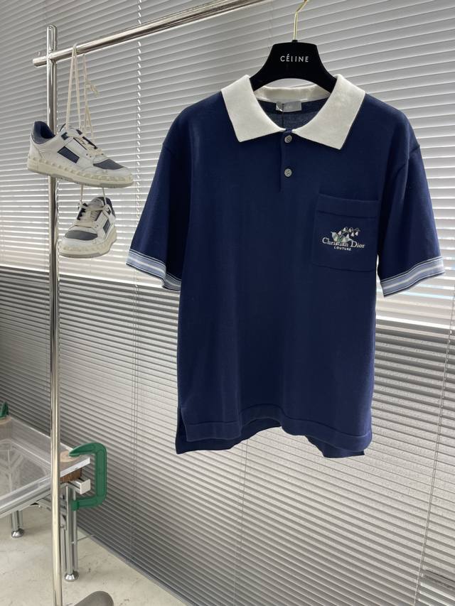 Dio 25Ss新款Christian Dio Couture 铃兰刺绣 Polo 衫是二零二五秋季男装系列新品，为衣橱的基本单品增添高订风范。采用蓝色棉质平纹