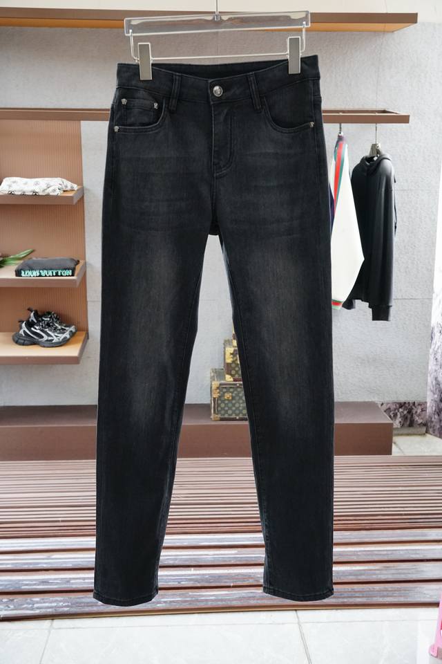 范思哲 Versace 新款来袭2570夏季新款新款休闲裤牛仔裤，高端定制系列。进口高密度纯棉加沙洗工艺舒适柔软亲肤，笔挺不易起皱，简单明了，超级百搭上身效果超