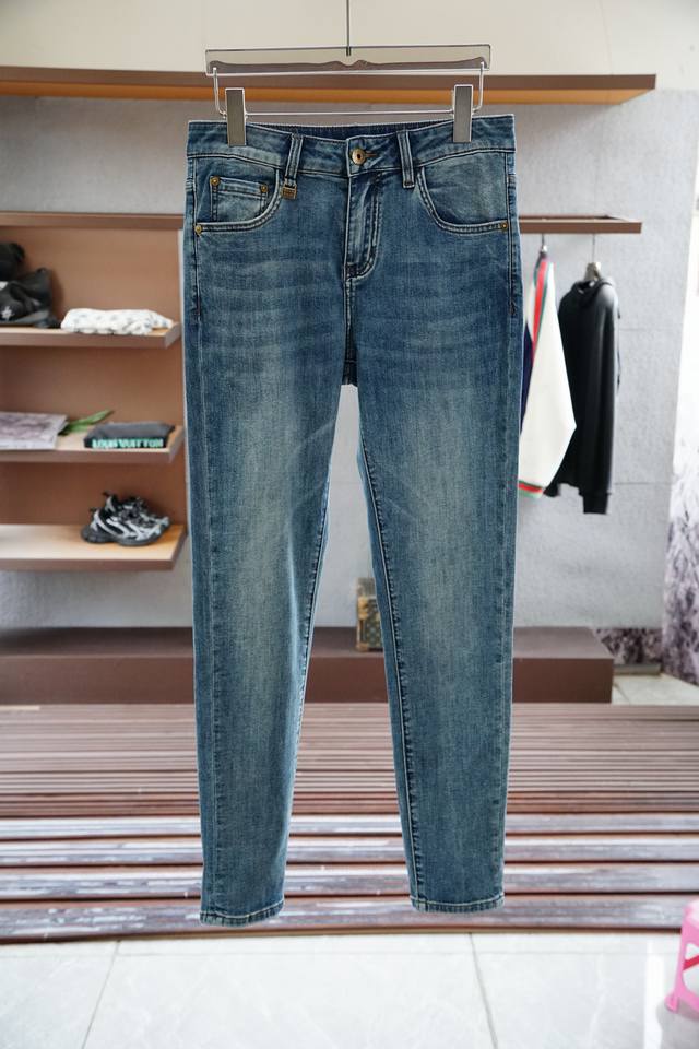 Miu Miu 新款来袭2570夏季新款新款休闲裤牛仔裤，高端定制系列。进口高密度纯棉加沙洗工艺舒适柔软亲肤，笔挺不易起皱，简单明了，超级百搭上身效果超级棒时尚