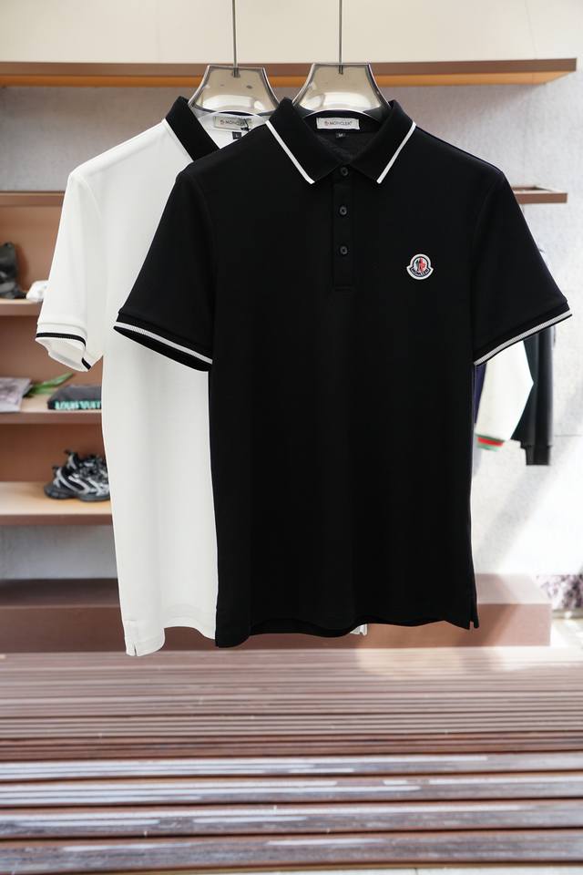 蒙口 重磅推荐！2025早春。新品 专柜在售 时尚高端男装Polo-胸前Logo个性时尚 进口顶极高密度丝光珠地，极为亲肤舒适 摸上去非常的细腻，质感很好，舒软