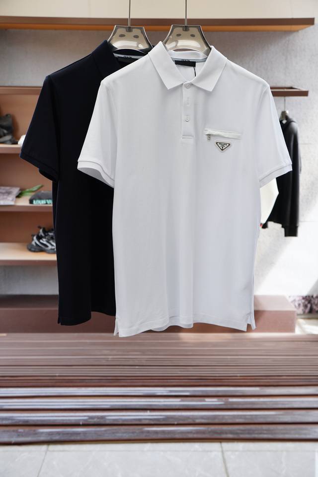 普拉达 Prada， 重磅推荐！2025早春。新品 专柜在售 时尚高端男装Polo-胸前Logo个性时尚 进口顶极高密度丝光珠地，极为亲肤舒适 摸上去非常的细腻