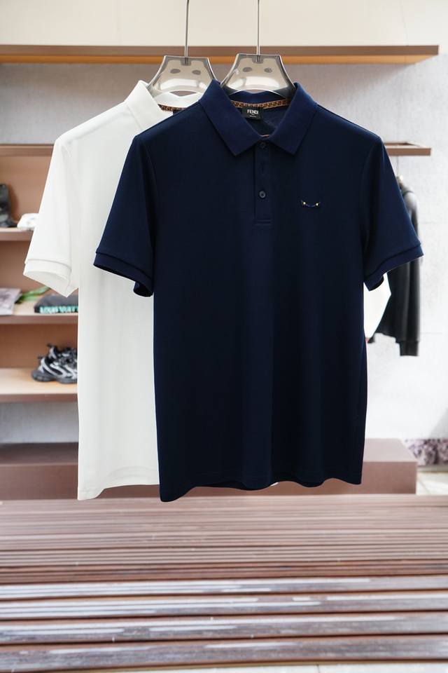 Fendi 芬迪 重磅推荐！2025早春。新品 专柜在售 时尚高端男装Polo-胸前Logo个性时尚 进口顶极高密度丝光珠地，极为亲肤舒适 摸上去非常的细腻，质