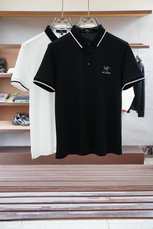 始祖鸟 重磅推荐！2025早春。新品 专柜在售 时尚高端男装Polo-胸前Logo个性时尚 进口顶极高密度丝光珠地，极为亲肤舒适 摸上去非常的细腻，质感很好，舒