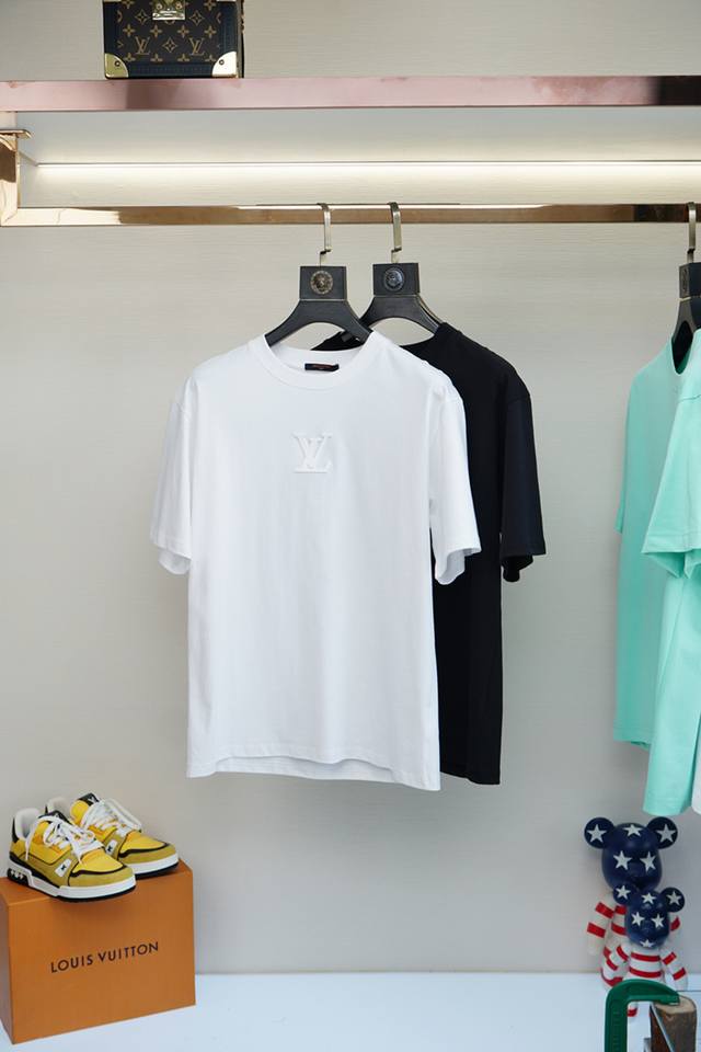 Lv-路易威登 2025夏装新款男女同款短袖T恤，！定制专属丝光棉面料，定制原版工艺螺纹，胸前重工字母Logo工艺设计！简约大方，从容百搭，档次极高，完美融入时