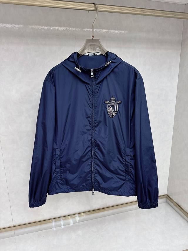 芬迪2450开春新款男士连帽夹克外套，高定面料 透气舒适度高，细节无可挑剔，品牌元素设计理念，做工考究工艺复杂，专业代购级体现高品质。Lz手感细腻柔软！呈现休闲