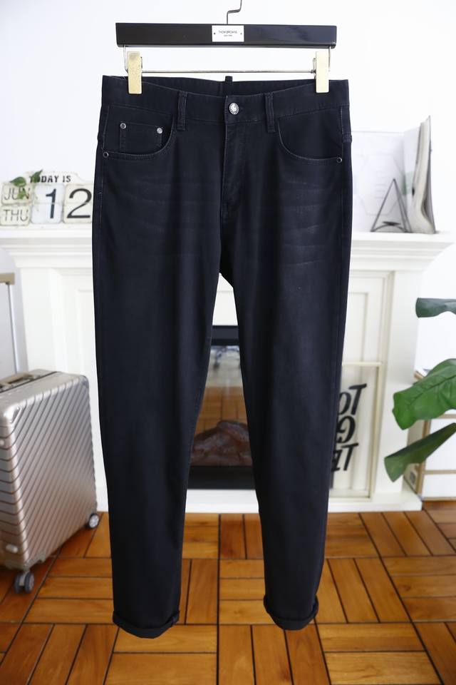 普拉* Pr*Da. 2025夏季新品！时尚男士深色百搭休闲裤！奢华经典品牌字母Logo配饰 身穿着非常舒适 低调不失奢华 穿出去非常有档次 裤型款式和裁剪亦无