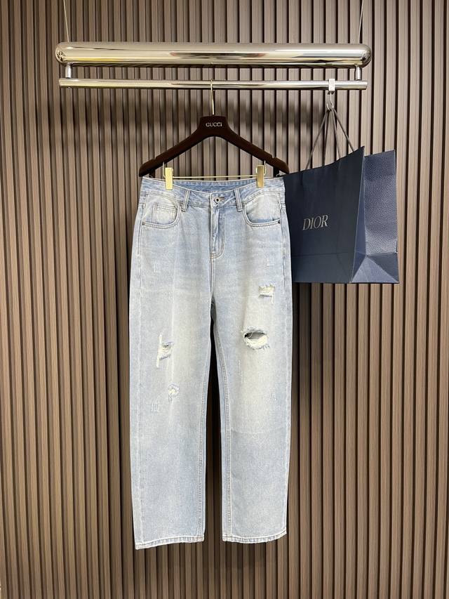 Dior 新款标识牛仔裤 进口土耳其纯棉牛仔牛面料 色泽靓丽，透气，修身版型 微弹力面料 随意百搭 久洗不变形 不变色 经过岁月流逝颜色会越来越自然 上身效果极