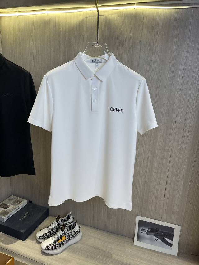Loewe罗意威 2025春夏最新款翻领时尚短袖T恤，高级定制面料！贴肤舒适，丝滑透气，耐看又好穿，原厂工艺一丝不苟，型男必备单品，尺码：M-3Xl