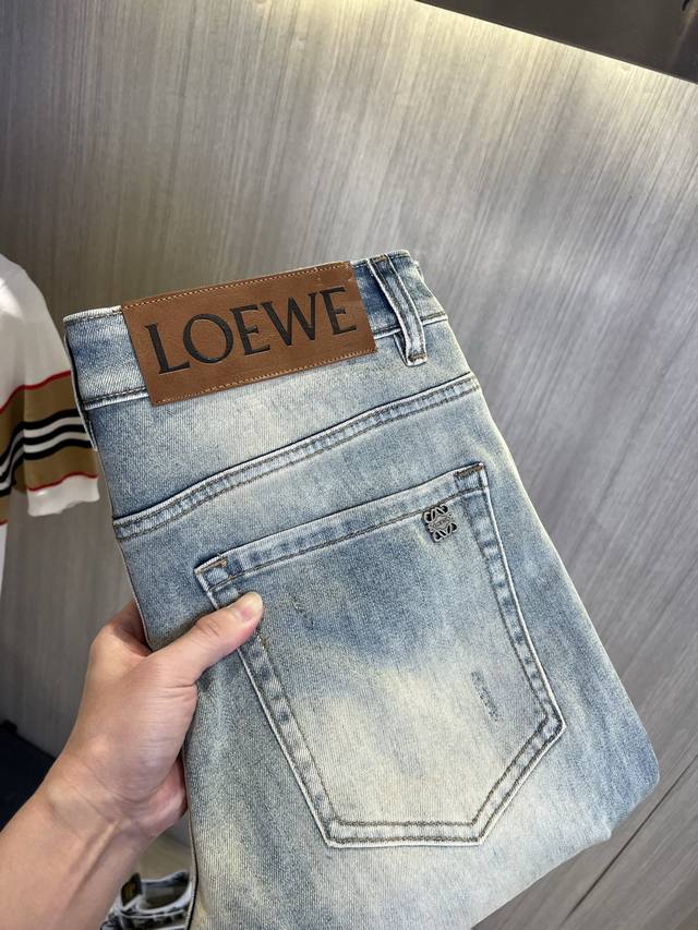 Loewe罗意威 2025新品男士牛仔裤 面料弹性好。独家发售 官网同步 时尚优雅 重工艺设计。采用原色酵母水洗工艺 精选进口重磅丹宁牛仔面料 配专柜五金装饰