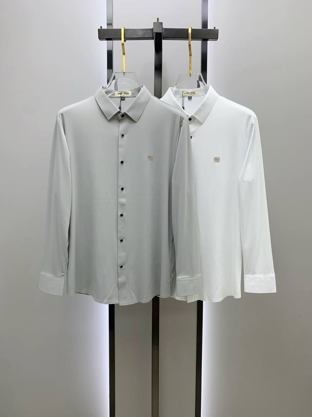 Miu Miu 2025Ss新款长袖衬衫 衬衣，精美刺绣Logo 高端版本，定制面料 透气舒适度高，精工制作，细节处理完美无可挑剔，品牌元素设计理念，体现高品质