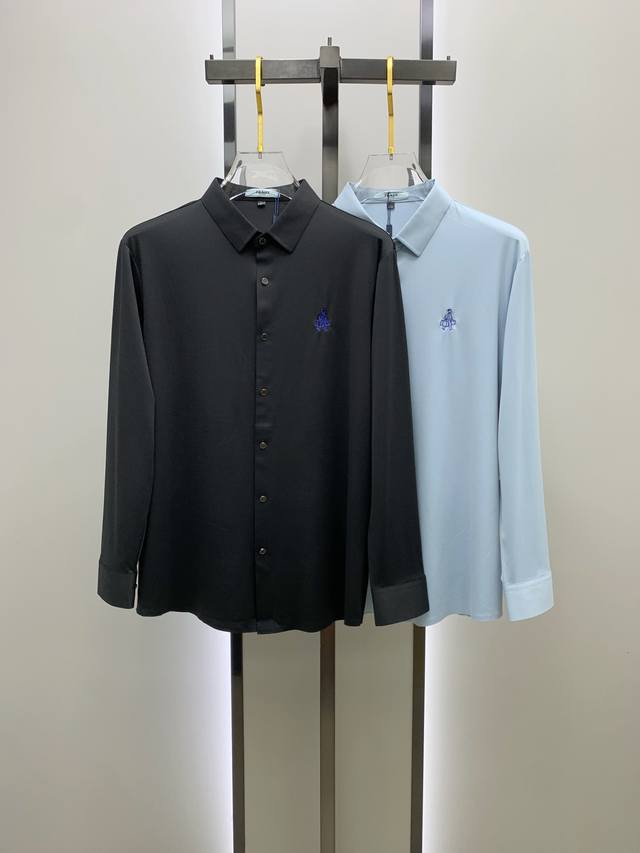 Prada普拉达 2025Ss新款长袖衬衫 衬衣，精美刺绣Logo 高端版本，定制面料 透气舒适度高，精工制作，细节处理完美无可挑剔，品牌元素设计理念，体现高品