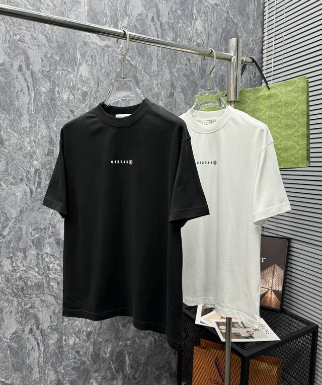 马吉拉 顶级货品 2025春夏新款首发专柜最新款短袖圆领T恤 微阔版型 高端订制 设计前卫时尚！品牌Logo重工艺设计 高端定制350克高克重面料.手感柔软.穿