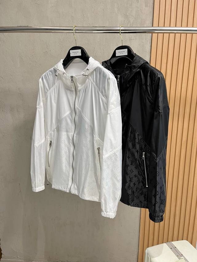 Lv 防晒衣 经典款机能休闲外套拉链防水设计、防晒面料和谐又时尚没有违和感、亚太地区订单台湾外贸公司原单货产地意大利、材质精致细腻似乎是专利品质上乘 的设计与现