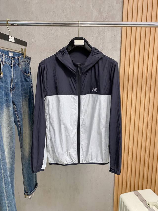 始祖鸟 2025春夏新款男士防晒服轻薄外套，独特订制防晒科技面料，结合凉感涂层体感清凉不闷热，出汗后速干，适合夏季户外活动。 轻量透气，舒适度高，超轻便携，可折
