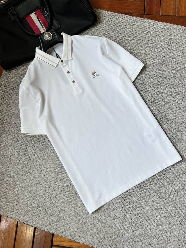 Tf2025 夏季新款男士翻领Polo衫，解锁意式优雅。领口设计是整件短袖的点睛之笔，简约线条勾勒出利落造型，标志性品牌Logo以精致的刺绣工艺呈现于胸前，低调