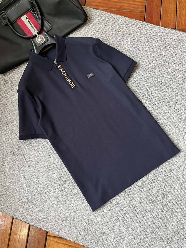 阿玛‘’2025 夏季新款男士翻领Polo衫，解锁意式优雅。领口设计是整件短袖的点睛之笔，简约线条勾勒出利落造型，标志性品牌Logo以精致的刺绣工艺呈现于胸前，