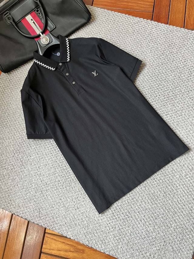 Lv 2025 夏季新款男士翻领Polo衫，解锁意式优雅。领口设计是整件短袖的点睛之笔，简约线条勾勒出利落造型，标志性品牌Logo以精致的刺绣工艺呈现于胸前，低