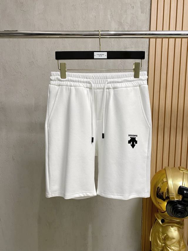 Descente迪桑特 新款来袭 2025春夏新款休闲裤短裤，进口高密度定制面料，舒适柔软亲肤，笔挺不易起皱，简单明了，超级百搭上身效果超级棒时尚百搭，笔挺有型