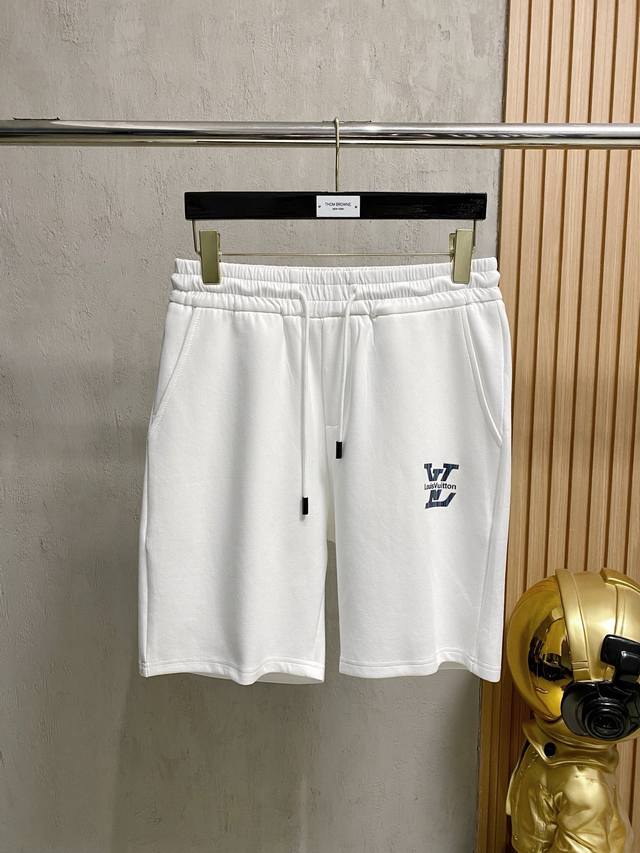Lv路易威登 新款来袭 2025春夏新款休闲裤短裤，进口高密度定制面料，舒适柔软亲肤，笔挺不易起皱，简单明了，超级百搭上身效果超级棒时尚百搭，笔挺有型，衣橱必备