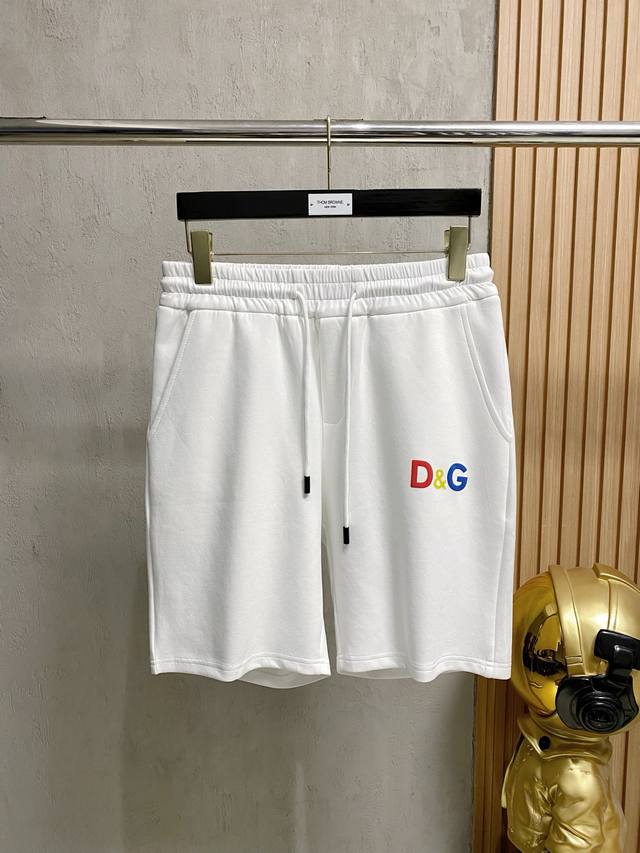 Dg杜嘉班纳 新款来袭 2025春夏新款休闲裤短裤，进口高密度定制面料，舒适柔软亲肤，笔挺不易起皱，简单明了，超级百搭上身效果超级棒时尚百搭，笔挺有型，衣橱必备