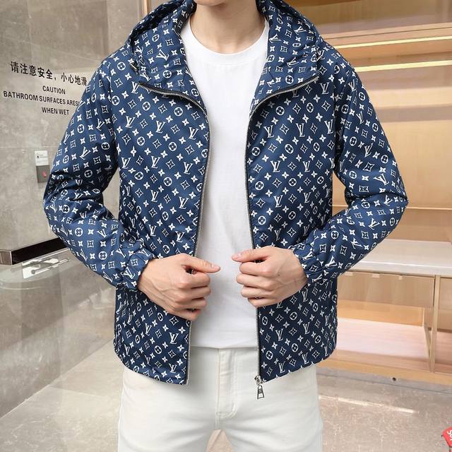 Lv 官网同款，三标齐全，提前发售 2025Ss春季新款男士夹克外套， 原单三标齐全高端版本 专柜定制面料 透气舒适度高，细节无可挑剔，品牌元素设计理念，体现高