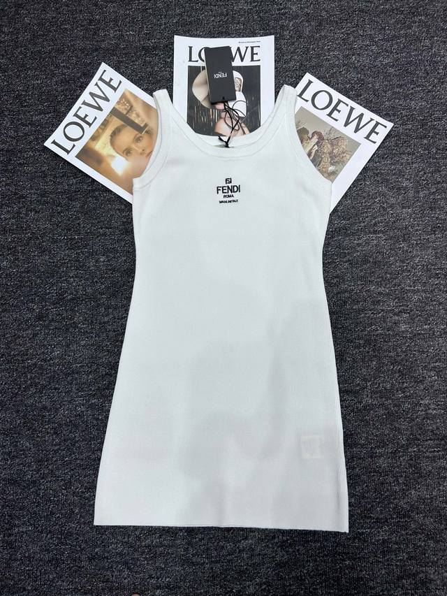 Fendi＆芬迪新款无袖修身短裙。棉罗纹针织材质。正面饰有小号撞色Fendi Roma标志刺绣三码Sml现货发