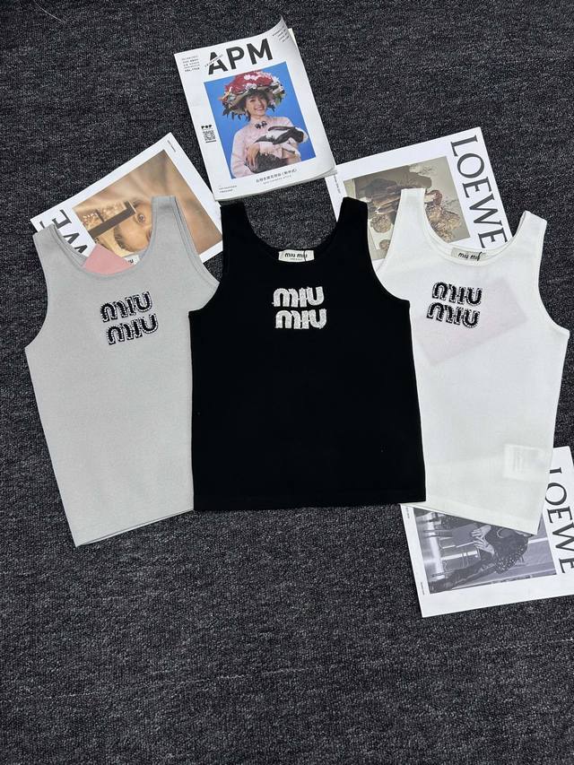 现货速发 Miumiu订珠针织背心，简约时尚，温暖舒适。Sml三码齐全，轻松搭配各种造型。精选优质面料，柔软透气，亲肤不刺激。订珠点缀，增添一丝华丽感。快来选购