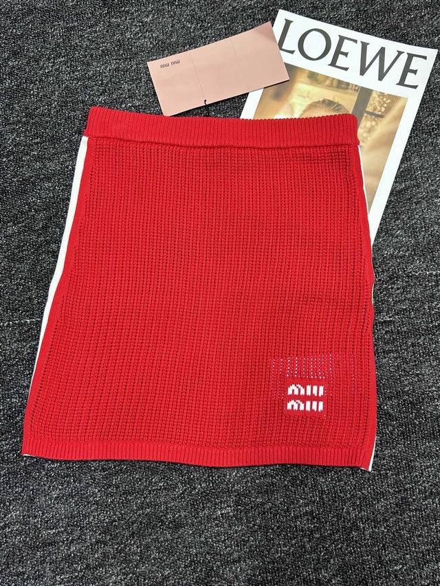 Miumiu新款 网眼镂空撞色针织短裙，简约不失个性，尽显时尚魅力。舒适透气，展现腿部线条，让你在人群中脱颖而出。