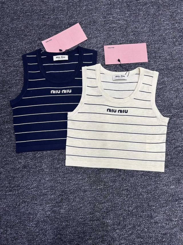 Miumiu风尚 短款条纹背心，夏日新宠！胸前醒目字母Logo，彰显个性魅力。舒适面料，透气不束缚。时尚百搭，女装必备款 三码两色 现货发