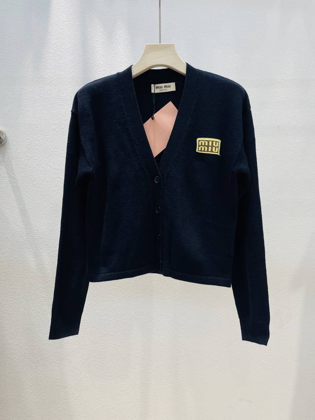 Miumiu秋冬新款字母Logov领短款针织开衫Sml现货供应