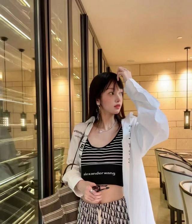 亚历山大王吊带背心，福利价 夏日Bi备款，高腰短款松紧刚好卡腰线