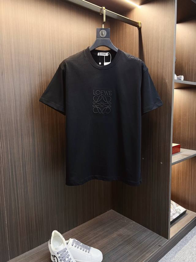 罗意威 25Ss新款经典绣花短袖，明星穿搭款，采用双纱纯棉280G，印花工艺，面料颜色定制定染，不缩水不退色。手感舒服，质感超强潮男潮女必备经典落肩阔版型，独家