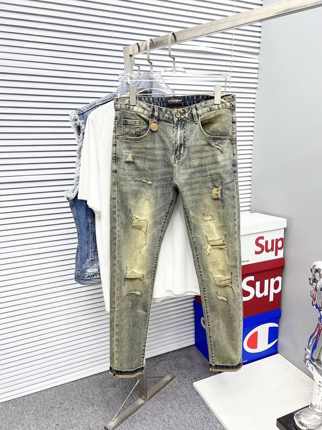 D&G 男士丹宁牛仔裤，官宣画册海报穿搭款！ 客供高级进口的丹宁原色面料，特选日本冈山纯正13Oz 盎司牛仔布料，重磅环保植物酵素水洗工艺，肌理有着淡淡的复古色