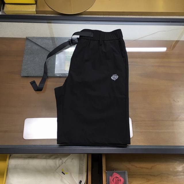 新品 Lp 2025夏季新款男士休闲短裤，高级定制面料透气面料 透气弹力舒适度极高，细节无可挑剔，顶级辅料配备，原版Logo设计理念，手感细腻柔软！上身版型超赞