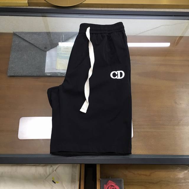 新品 Dio...R 2025夏季新款男士休闲短裤，高级定制面料透气面料 透气弹力舒适度极高，细节无可挑剔，顶级辅料配备，原版Logo设计理念，手感细腻柔软！上