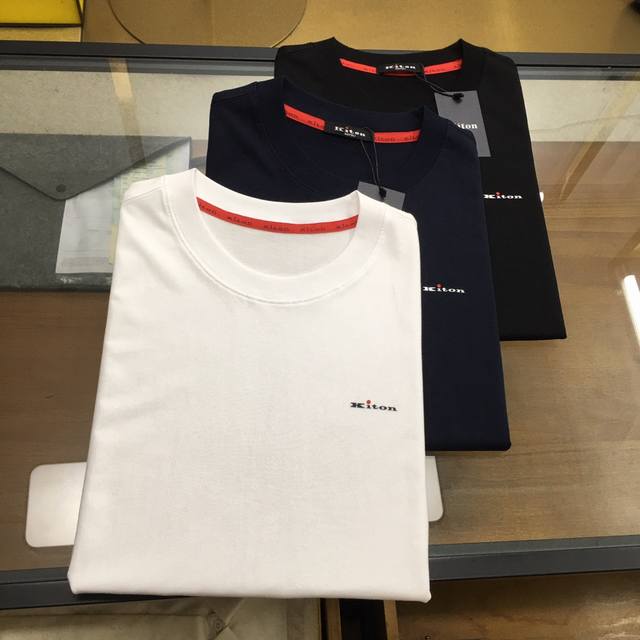 新品 Kiton 25春夏新款圆领短袖T恤，左胸经典Logo标识，原版定织红色领条，定织高端100%长绒棉平纹针织面料，手感非常柔顺舒适，面料挺括抗皱耐磨，排汗