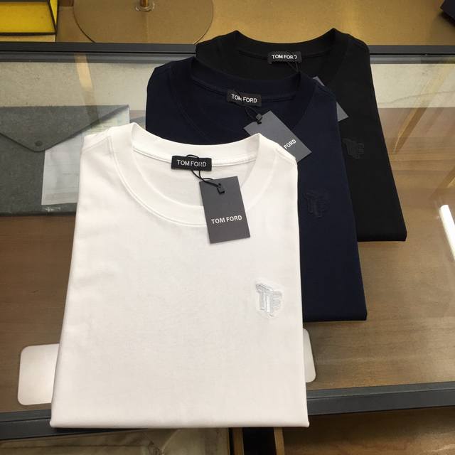 专柜新品 Tf 25春夏新款圆领短袖T恤，原版一致经典标识刺绣，下摆Logo点缀，原版定织100%长绒棉平纹针织面料，手感非常柔顺舒适，面料挺括抗皱耐磨，排汗速
