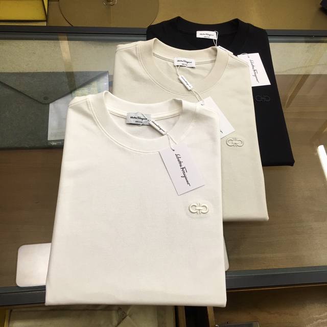 专柜新品 菲拉格... 25春夏新款圆领短袖T恤，原版经典标识刺绣，袖口Logo点缀，定织高端100%长绒棉细条纹针织面料，手感非常柔顺舒适，面料挺括抗皱耐磨，
