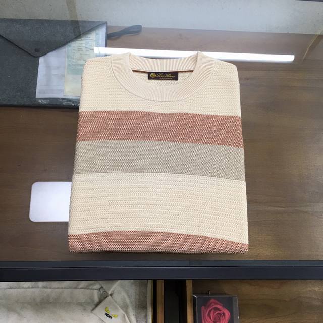 专柜新品 Lp 码数S-L 25Ss春夏新款度假系列Takeda男士亚麻针织棉圆领上衣短袖T恤！客供水洗轻质亚麻针织棉面料，质感更为轻薄透彻，柔和细腻，色泽油润