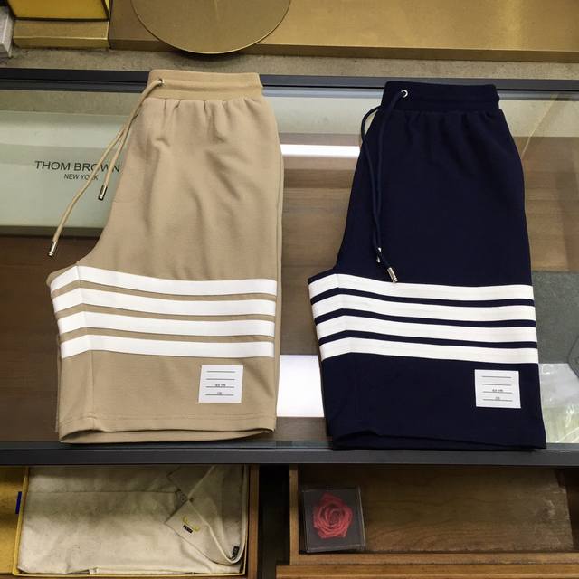 新品短裤 T.B 25春夏 Ss 四条纹T*B 三色标识限定版经典系列短裤 定制原版梯级面料，洗水定型，Thom立体三色条纹精密绣花工艺经典四道杠织带装饰袖标，