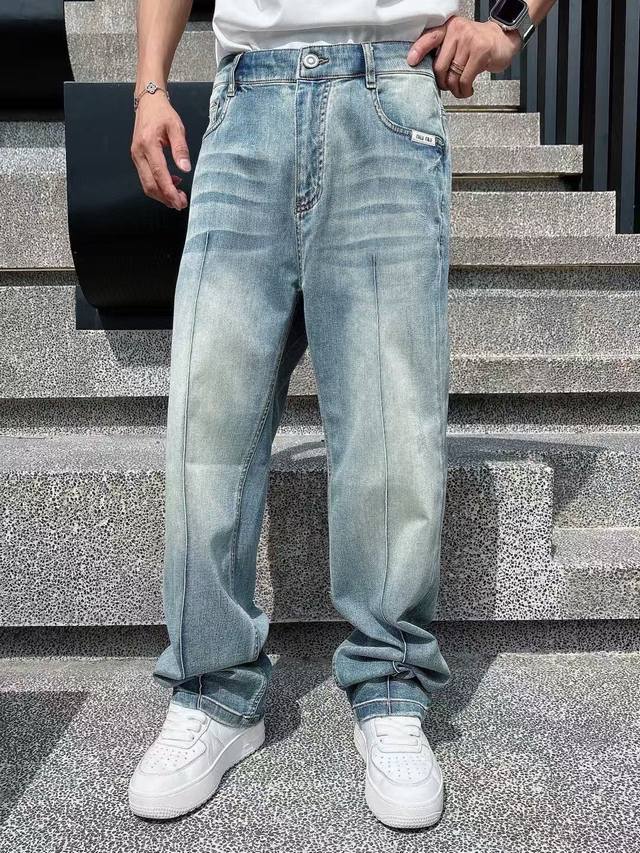 牛仔裤 季度：2025春夏款 尺码：30-36 版型：宽松直筒牛仔 工艺：后幅口袋洗水刺绣装饰本布定标 定制Logo 工字扣 选用经典洗水蓝颜色 Ykk金属拉链