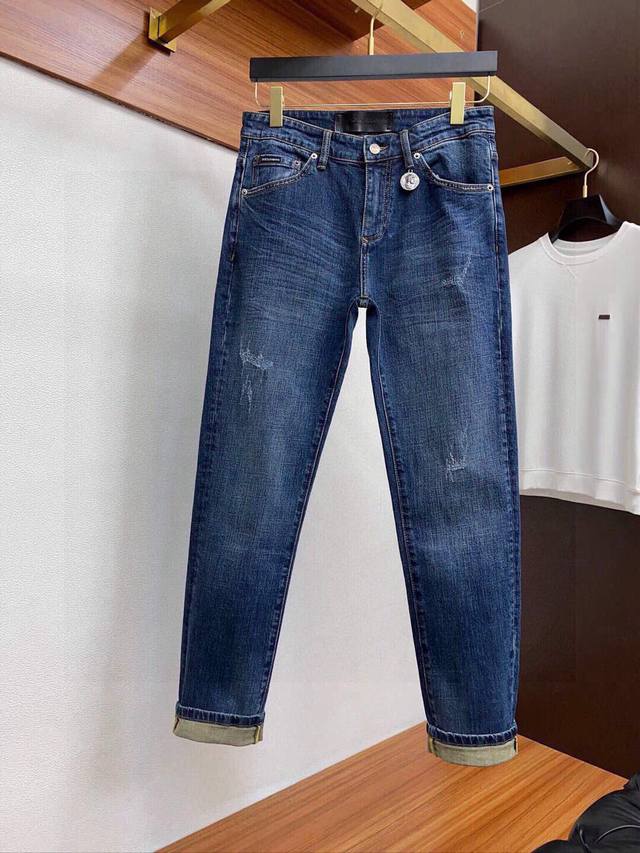 杜家 Dg 25款 男士牛仔裤原厂原布原洗水！进口原版水洗弹力面料，复杂的手工艺叠加，任何一个洗水环节多停留几秒都会变成完全不一样的颜色效果，所以越加珍贵，特别