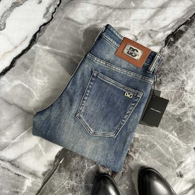 D&G 杜嘉班纳 2025春夏欧洲专柜新款 超A代购级别海外贸易公司订单货源，春夏顶级原单高端男士定制时尚小直筒牛仔裤。 25Ss春夏Dg家柜台最新推出，时尚高