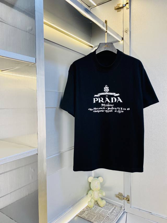 穿240斤 胖子福音 情侣装普拉达Prada 原单品质 2025最新款 男装短袖T恤 精选专柜订制顶级丝光棉进口面料 所有细节做工完美1比1复刻 还原正品百分百