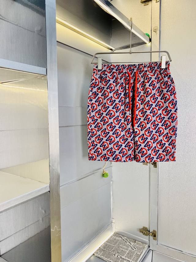 情侣款胖子福音 200斤可穿 蒙口Moncler 重磅推荐！2025夏季必备专柜系列最新款短裤沙滩裤五分裤休闲裤高端订制原版五金 上身效果超正，腿部线条完全得到