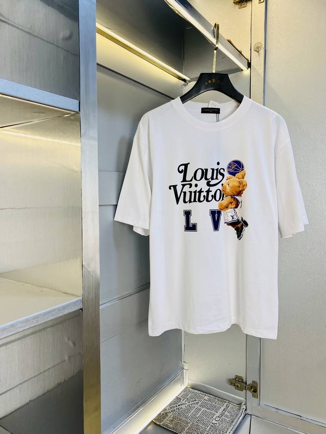 可穿210斤 情侣款 路易威登Lv 原单品质 2025最新款 圆领短袖T恤 高级印花做工！精选专柜订制纯棉进口面料 所有细节做工完美1比1复刻 还原正品百分百