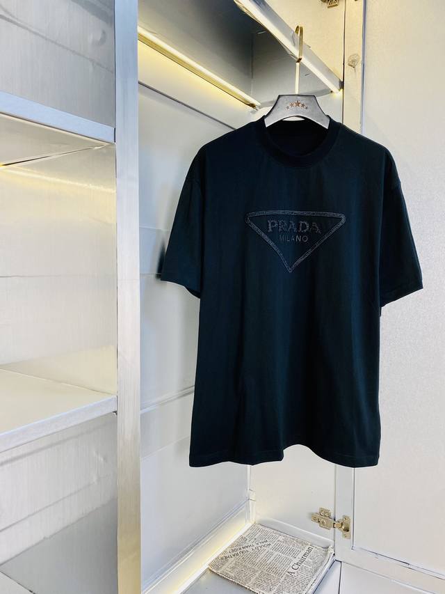 可穿230斤 普拉达Prada 原单品质 2025最新款 男装短袖T恤 高级印花做工！精选专柜订制纯棉进口面料 所有细节做工完美1比1复刻 还原正品百分百 原版