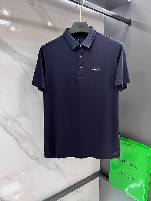 普拉达 2025Ss夏季新品，男士免烫抗速干商务短袖Polo衫，贸易公司渠道稀出，领先Gw发售！驴家夏季秀款单品，独特纹理！面料丝滑冰感有光泽，免烫抗皱垂感十足