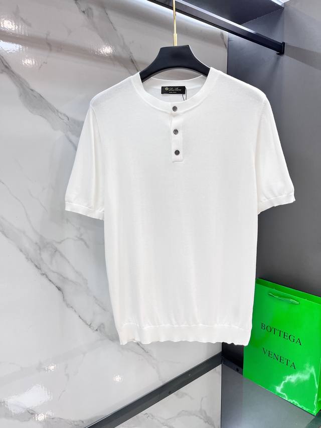 Loro Piana 毛织纽扣Polo衫 工艺说明：使用德国进口斯托尔7.2针型机器采用浮线提花，所采用纱线跟原版纱线真丝含量一致100%桑蚕丝，手工打磨牛角扣
