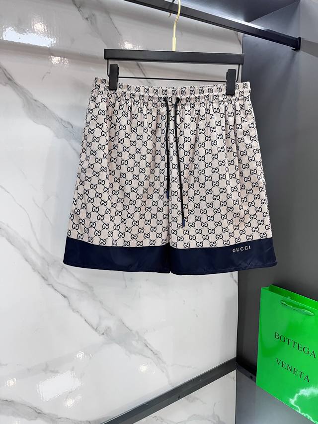 Gucci 满印字母沙滩裤 工艺说明：采用客定涤纶聚酯纤维面料打造，原版定制五金辅料，穿着自在无拘束，尽显时尚魅力，无论是商务洽谈还是休闲时光，整体走线平直细腻